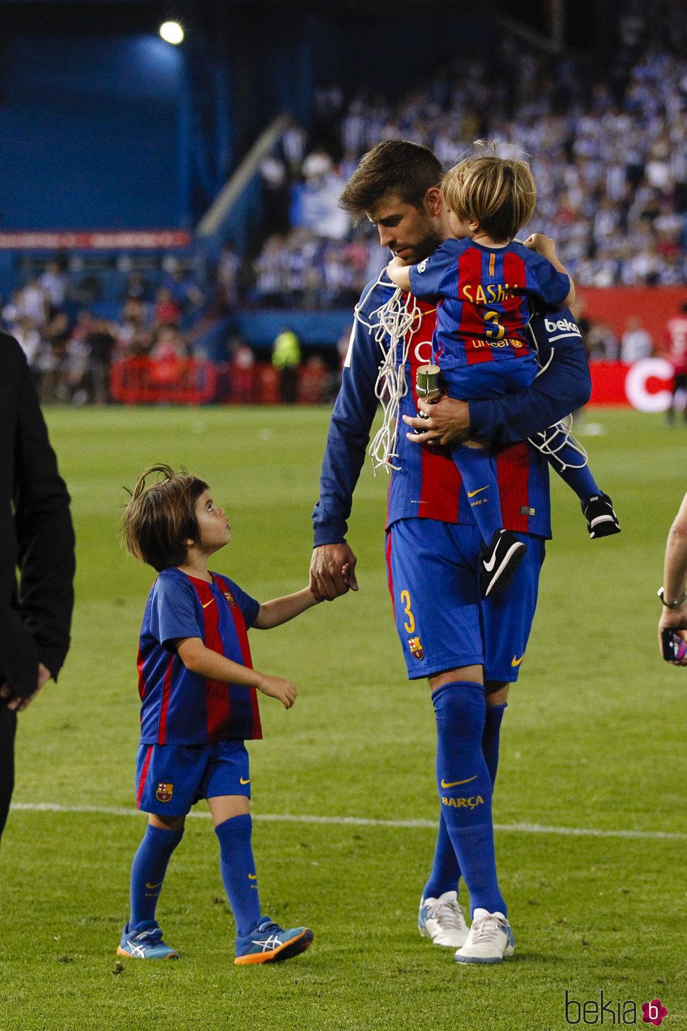 Gerard Piqué con sus hijos Milan y Sasha en la final de la Copa del Rey 2017