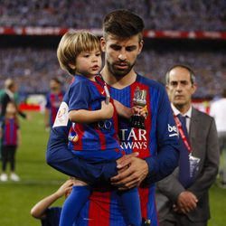 Gerard Piqué y su hijo Sasha en la final de la Copa del Rey 2017