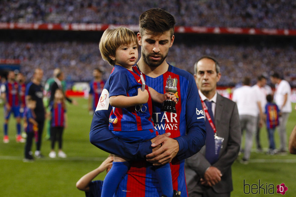 Gerard Piqué y su hijo Sasha en la final de la Copa del Rey 2017