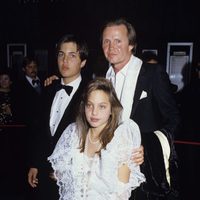 Jon Voight junto con sus hijos Angelina y James