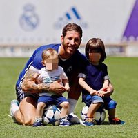 Sergio Ramos con sus hijos Sergio y Marco en un entrenamiento