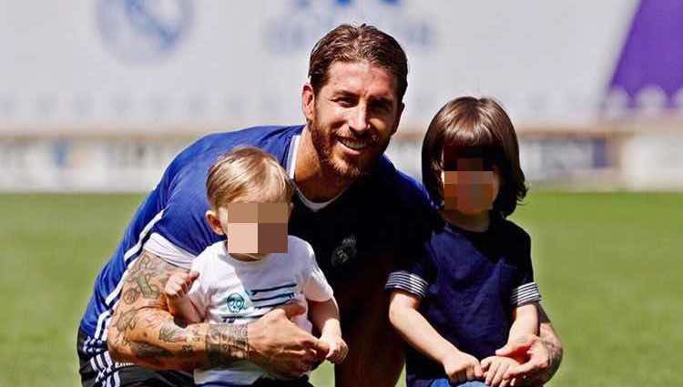 Sergio Ramos con sus hijos Sergio y Marco en un entrenamiento