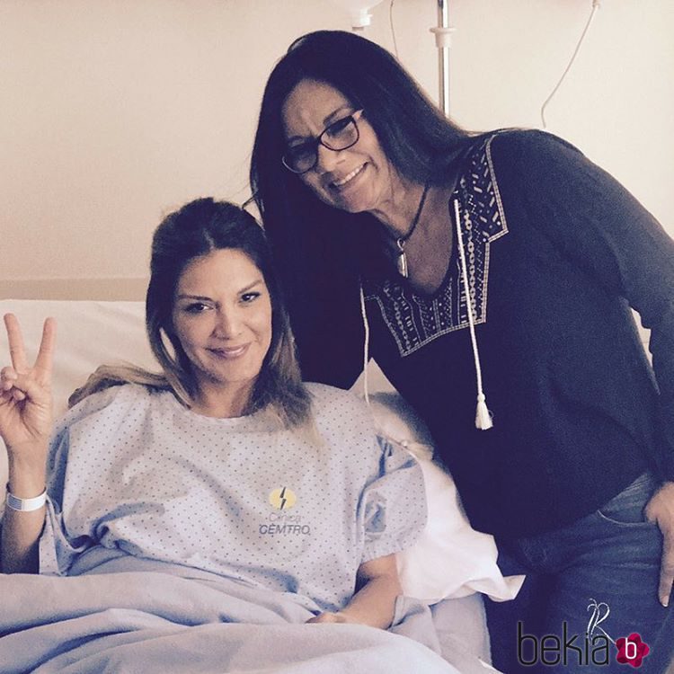 Ivonne Reyes con su hermana Clairet tras su operación de pierna