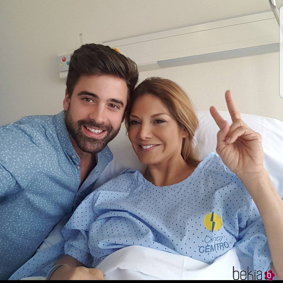 Sergio Ayala visita a Ivonne Reyes tras ser operada de la pierna