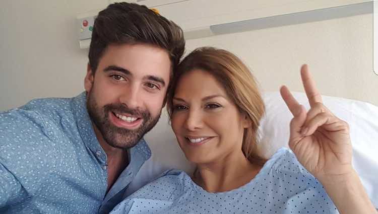 Sergio Ayala visita a Ivonne Reyes tras ser operada de la pierna