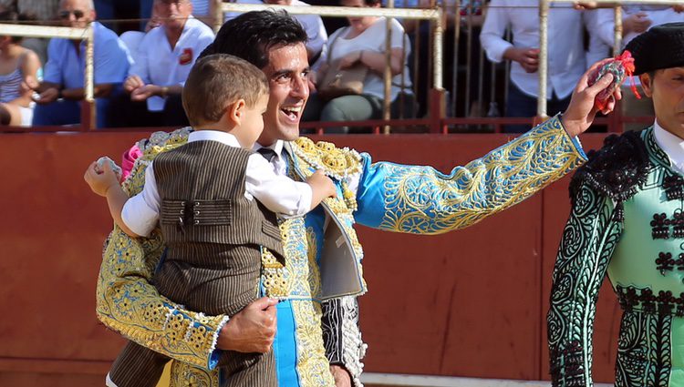 Víctor Janeiro torea ante la mirada de su hijo