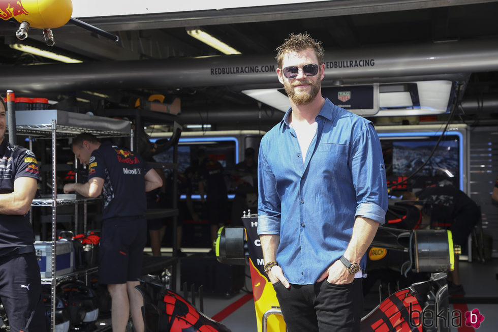 Chris Hemsworth en el paddock del GP de Mónaco 2017