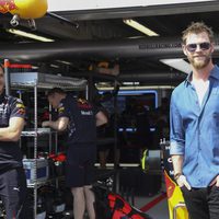 Chris Hemsworth en el paddock del GP de Mónaco 2017