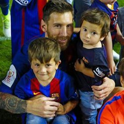 Leo Messi con sus hijos Thiago y Mateo celebrando la victoria del Barça en la Copa del Rey 2017
