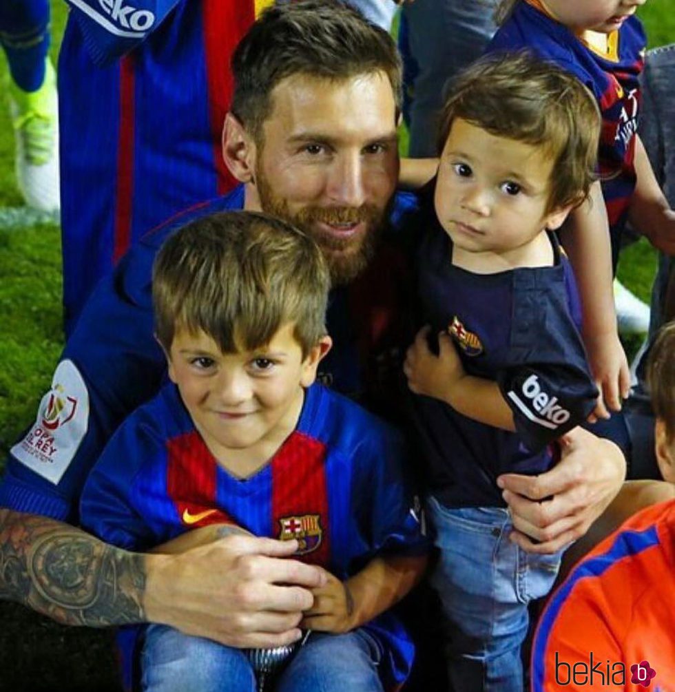 Leo Messi con sus hijos Thiago y Mateo celebrando la victoria del Barça en la Copa del Rey 2017