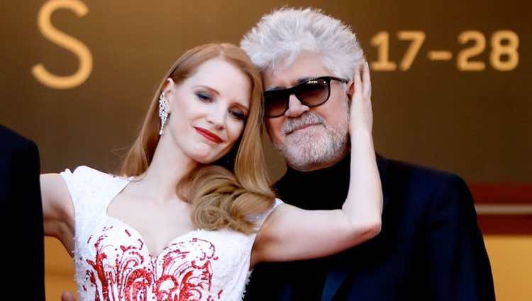 Pedro Almodóvar y Jessica Chastain en la gala de clausura de Cannes 2017