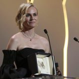 Diane Kruger recogiendo la palma a Mejor actriz en la clausura de Cannes 2017