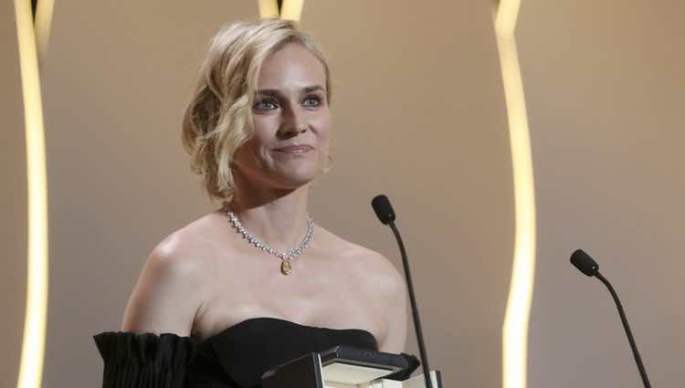 Diane Kruger recogiendo la palma a Mejor actriz en la clausura de Cannes 2017