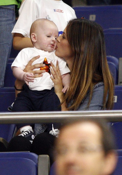 Helen Lindes da un besito a su hijo Alan durante un partido de baloncesto