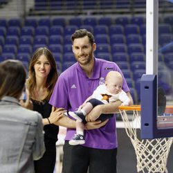 Rudy Fernández y Helen Lindes con su hijo Alan tras un partido de baloncesto