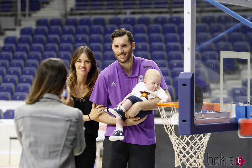 Rudy Fernández y Helen Lindes con su hijo Alan tras un partido de baloncesto