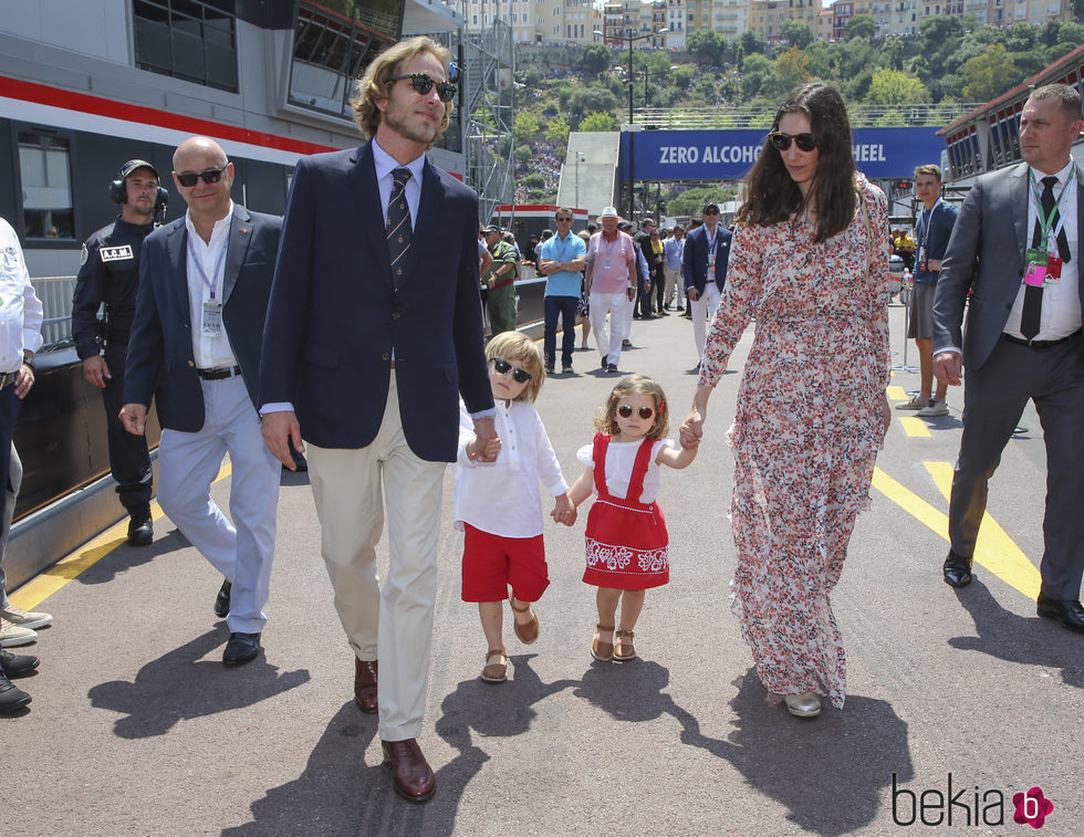 Andrea Casiraghi con Tatiana Santo Domingo y sus hijos en el GP de Mónaco 2017