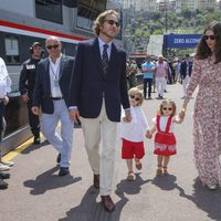 Andrea Casiraghi con Tatiana Santo Domingo y sus hijos en el GP de Mónaco 2017