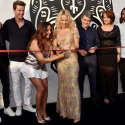 Pamela Anderson y Maria Bravo cortando la cinta en la inauguración del chiringuito 'Playa Padre' en Marbella
