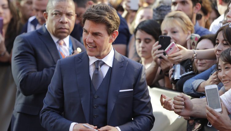 Tom Cruise posando con los fans en la presentación de 'La Momia' en Madrid