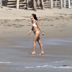 Alessandra Ambrosio disfrutando del sol y la playa en Malibú