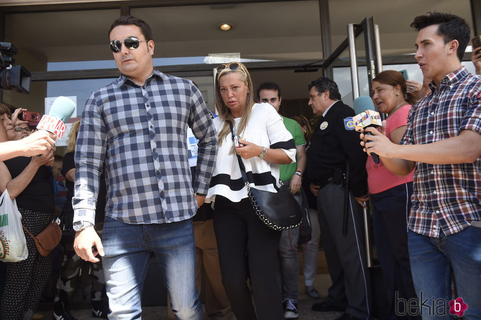 Belén Esteban y su novio Miguel saliendo de la primera sesión del juicio contra Toño Sanchís