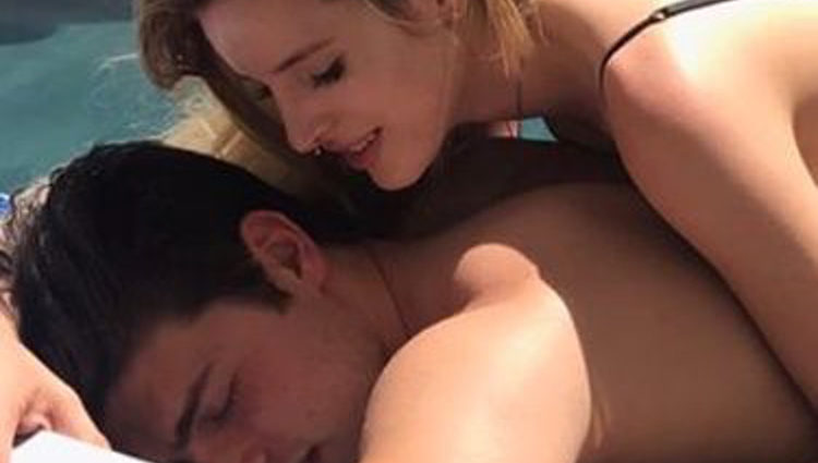 Bella Thorne y su ex Gregg Sulkin disfrutan de un día de piscina