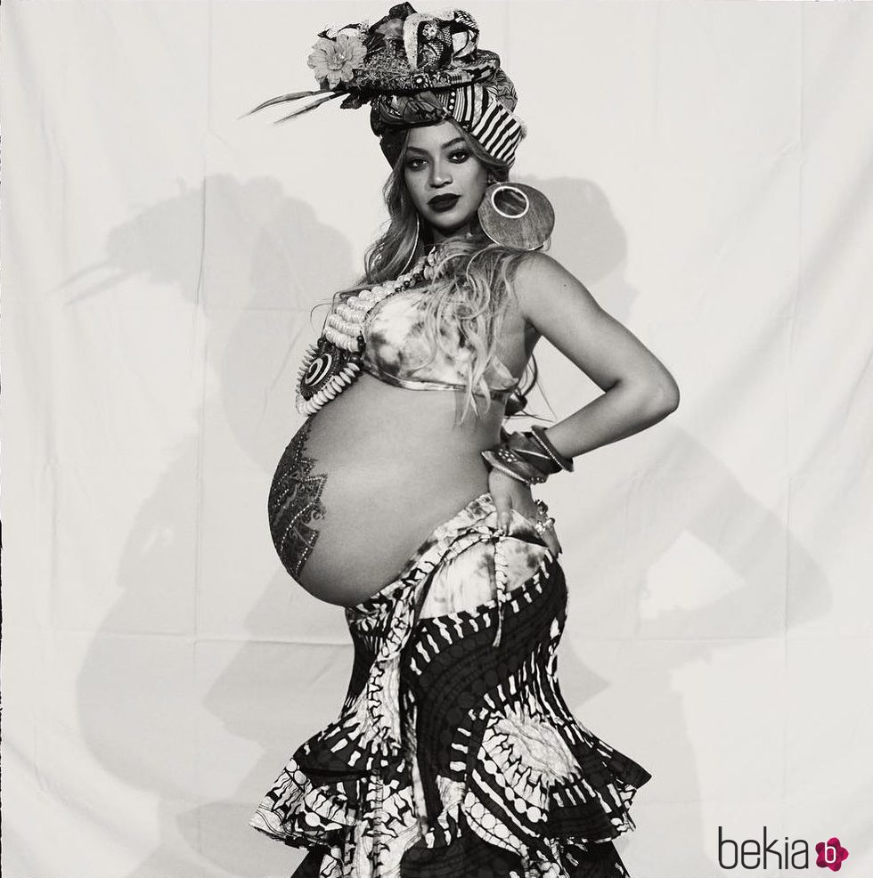 Beyoncé posa embarazada vestida de africana