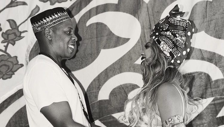Beyoncé y Jay Z se agarran de las manos y se miran dulcemente