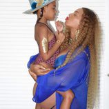 Beyoncé cogiendo en brazos a Blue Ivy
