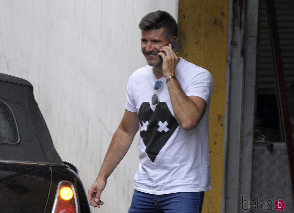 Toño Sanchís hablando por teléfono mientras en Torrejón de Ardoz se celebraba el juicio de su procedimiento con Belén Esteban
