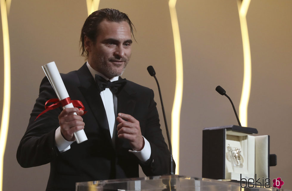 Joaquin Phoenix recogiendo la Palma al mejor actor en el Festival de Cannes