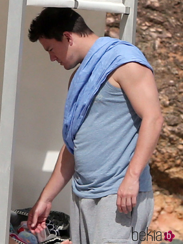 Channing Tatum pillado con algunos kilos de más en la playa