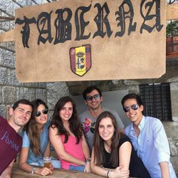 Iker Casillas y Sara Carbonero disfrutan de las fiestas de Navalacruz entre amigos