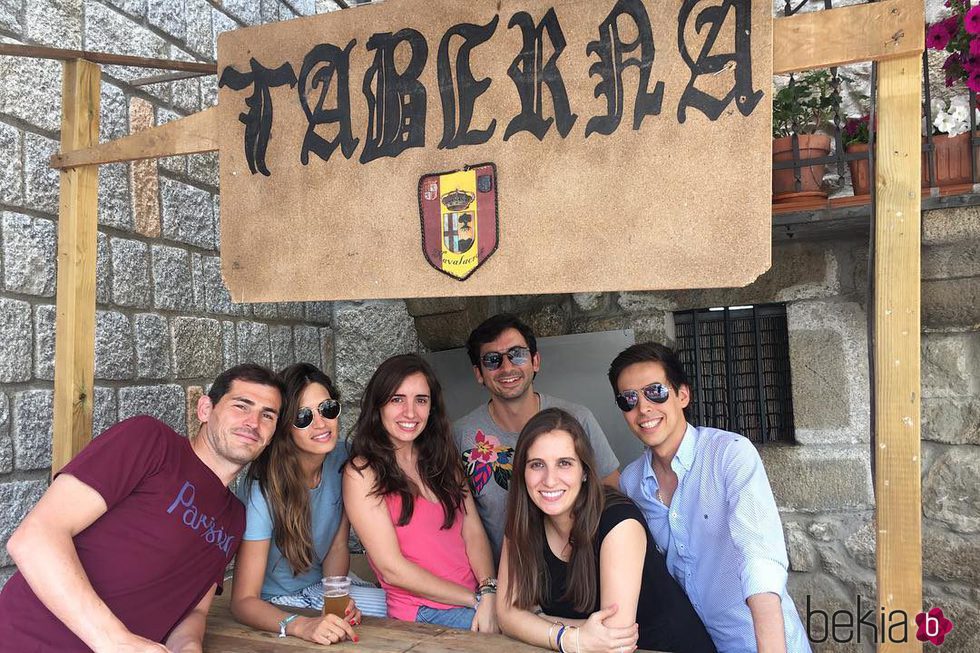 Iker Casillas y Sara Carbonero disfrutan de las fiestas de Navalacruz entre amigos