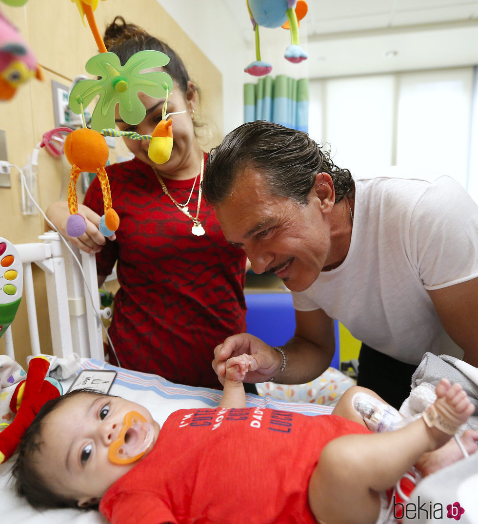 El actor Antonio Banderas visita en Miami un hospital infantil