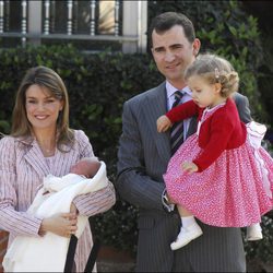 La Infanta Sofía en su presentación tras nacer junto a los Reyes Felipe y Letizia y la Princesa Leonor