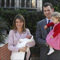 La Infanta Sofía en su presentación tras nacer junto a los Reyes Felipe y Letizia y la Princesa Leonor