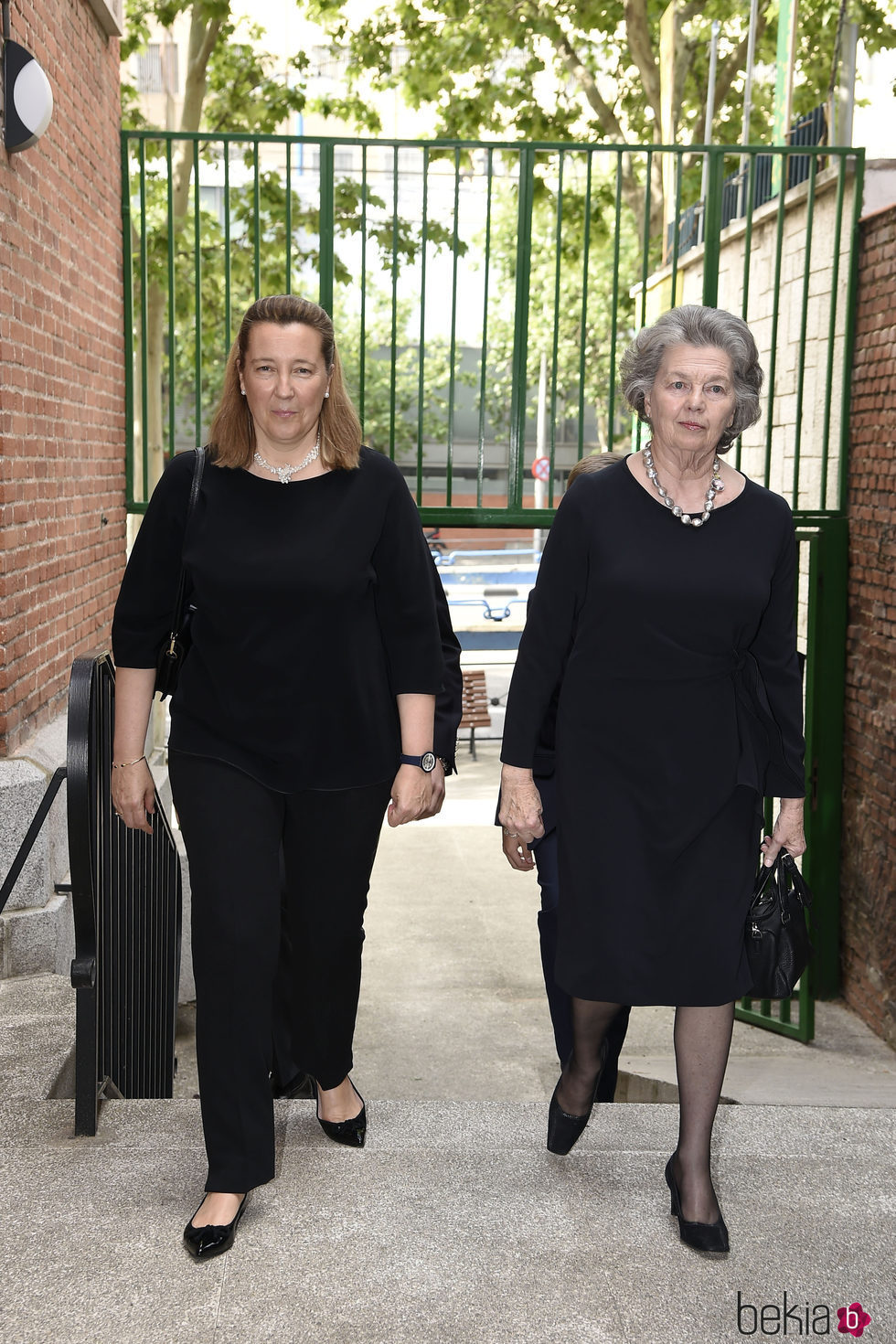 Cristina de Borbón-Dos Sicilias y Ana de Orleans en una misa en memoria de la Infanta Alicia
