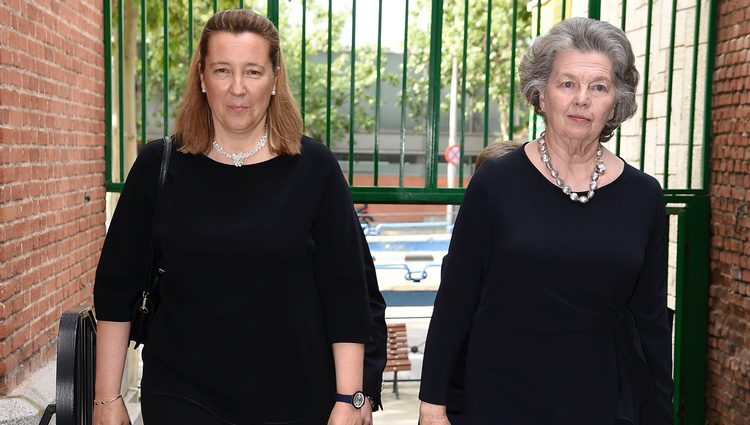 Cristina de Borbón-Dos Sicilias y Ana de Orleans en una misa en memoria de la Infanta Alicia