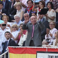 El Rey Juan Carlos, emocionado al coger la montera en una corrida de toros en Las Ventas