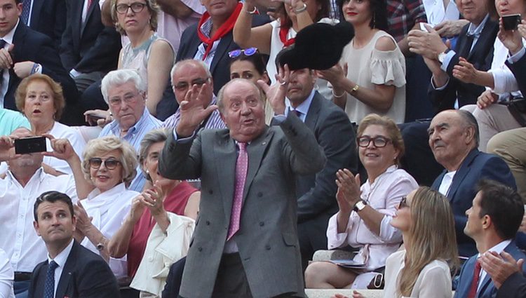 El Rey Juan Carlos, emocionado al coger la montera en una corrida de toros en Las Ventas