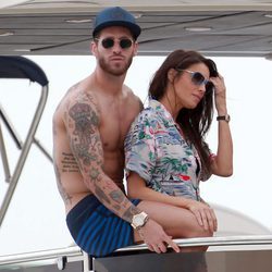 Sergio Ramos muestra su torso desnudo con Pilar Rubio en Ibiza