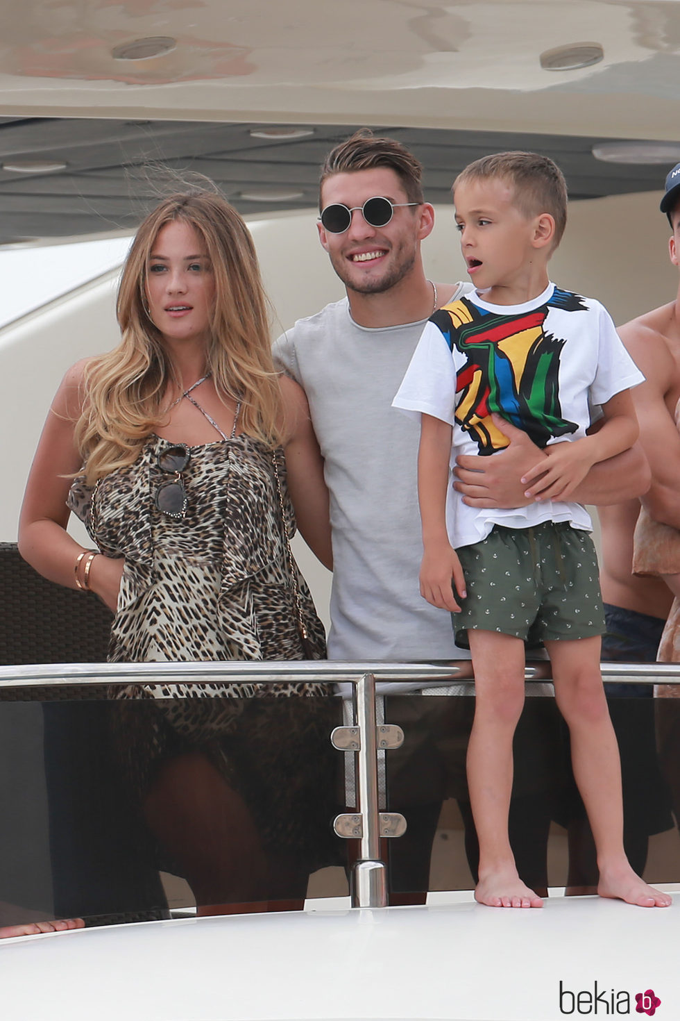 El futbolista Kovacic y su mujer Izabela Andrijanic con su hijo en Ibiza