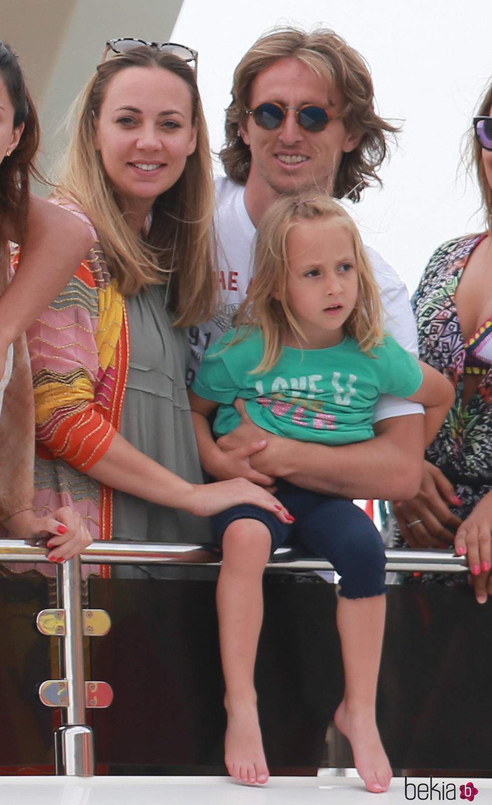 Luka Modric con su mujer Vanja Bosnic y su hija Ema en Ibiza
