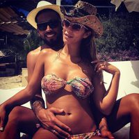 Tamara Gorro y Ezequiel Garay posando muy felices desde Ibiza