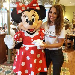 Paula Echevarría posando junto a Minnie Mouse en Disneyland París
