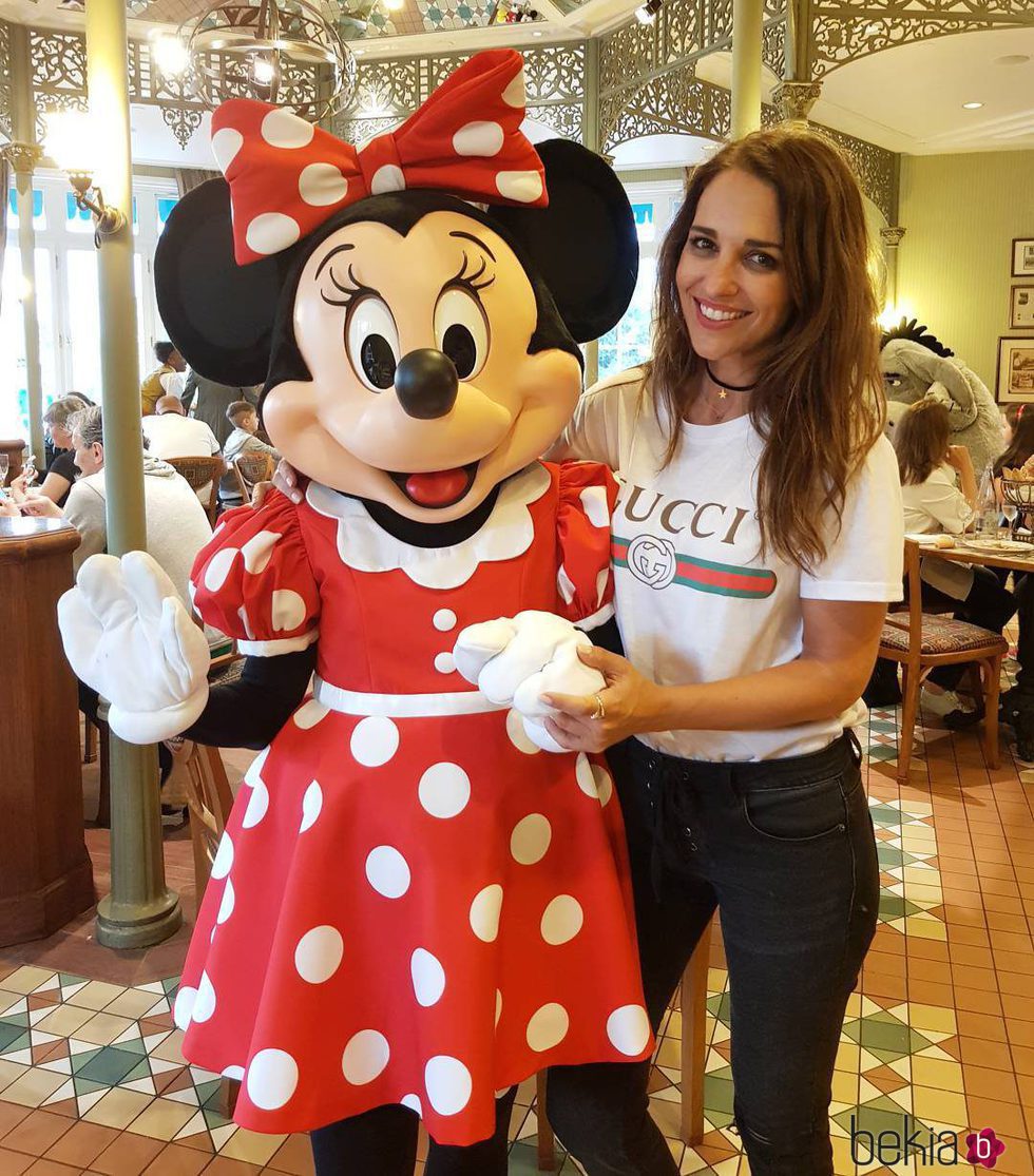 Paula Echevarría posando junto a Minnie Mouse en Disneyland París