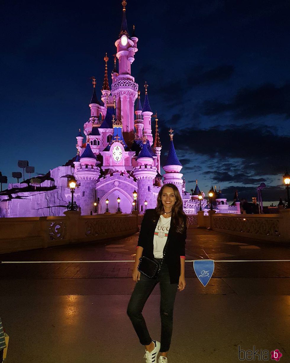Paula Echevarría posando delante del castillo de Disneyland París