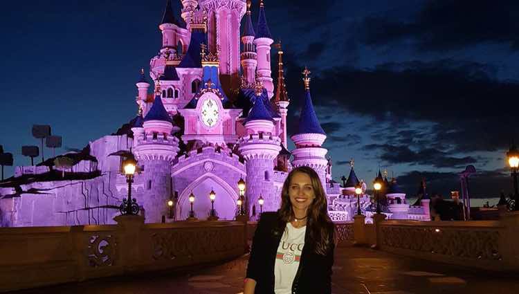 Paula Echevarría posando delante del castillo de Disneyland París